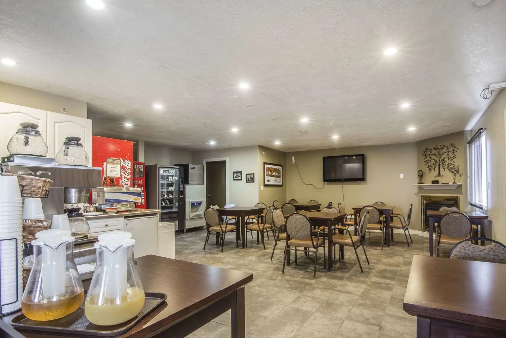 Econo Lodge Inn & Suites High Level