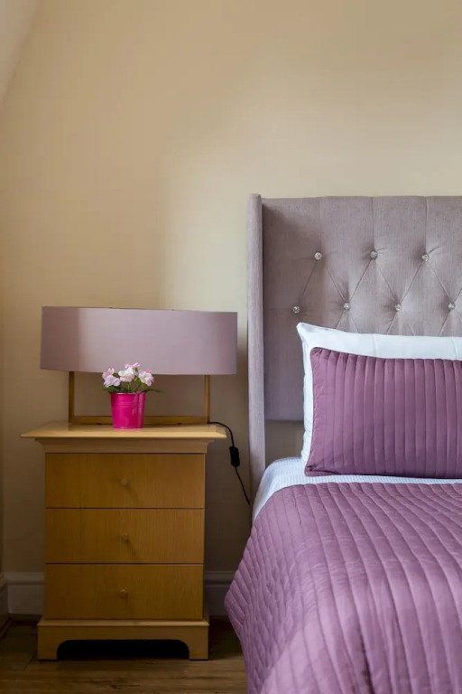 Large 1-bedroom Right Next to Oxford Street