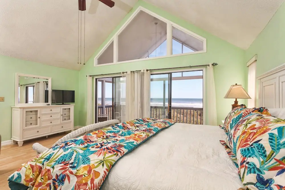 White Sand Beach House by Vtrips