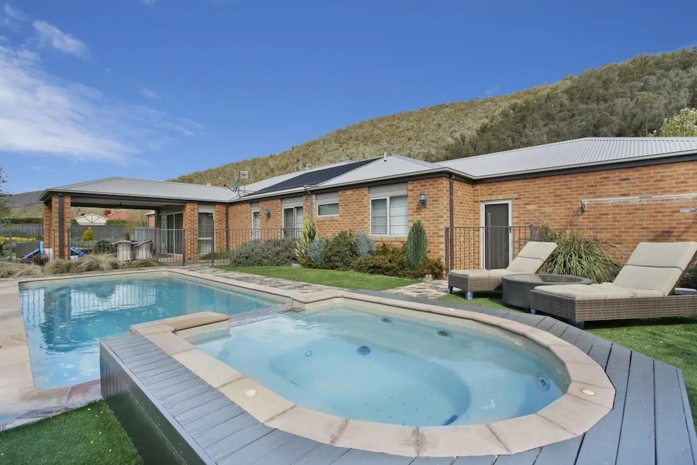 Collins Retreat - 4 Bedroom home with Pool
