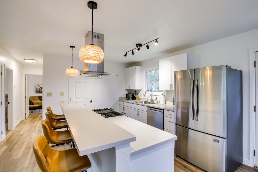 Serene Palmer Home: Walk to Downtown & Riverfront!