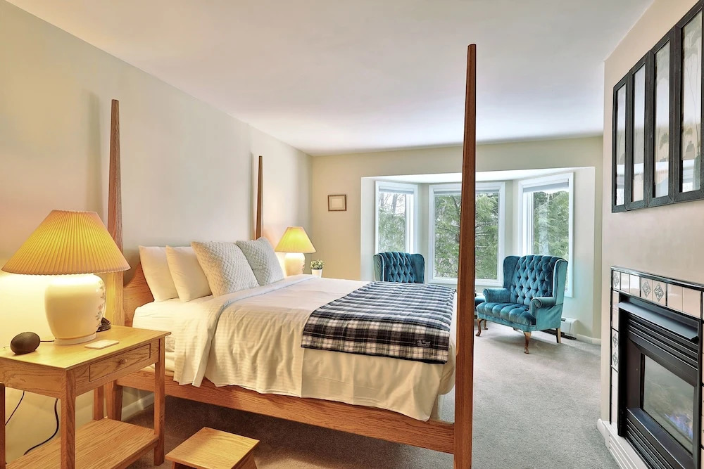 Rent An Inn! Takeover the Birch Ridge with your group, Mountain Lodge- 11 Rooms, Bar, Fireplace, 28ppl home