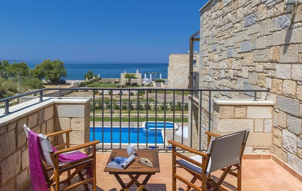 Emerald Villa 70m From the Beach
