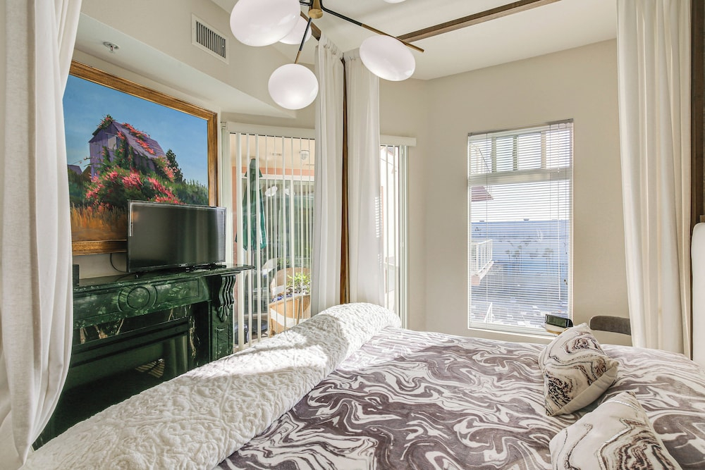 Luxe Long Beach Condo w/ Pool: 1 Mi to Shoreline!