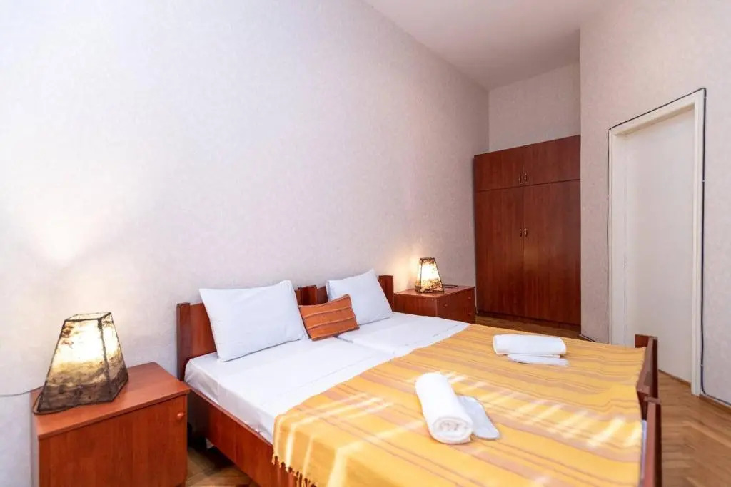 Wehost Cozy and colorful apartment with balcony