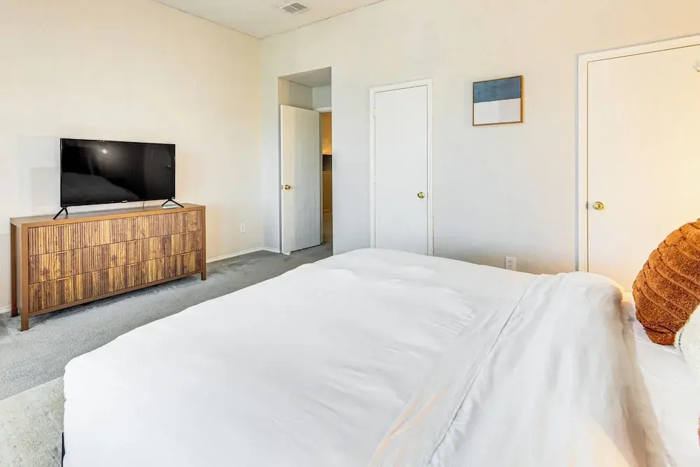 Group-friendly Grand Prairie Home w/ Perks!