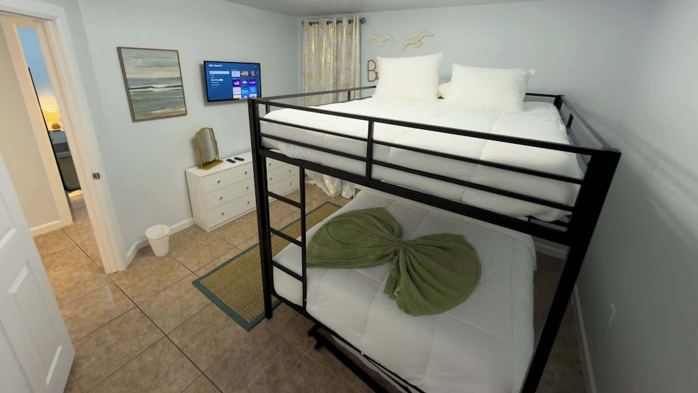 Sleeps 10 Direct Beach Heated Pool