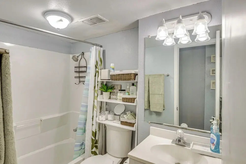 Daytona Beach Condo w/ Balcony: 5 Mi to Speedway!