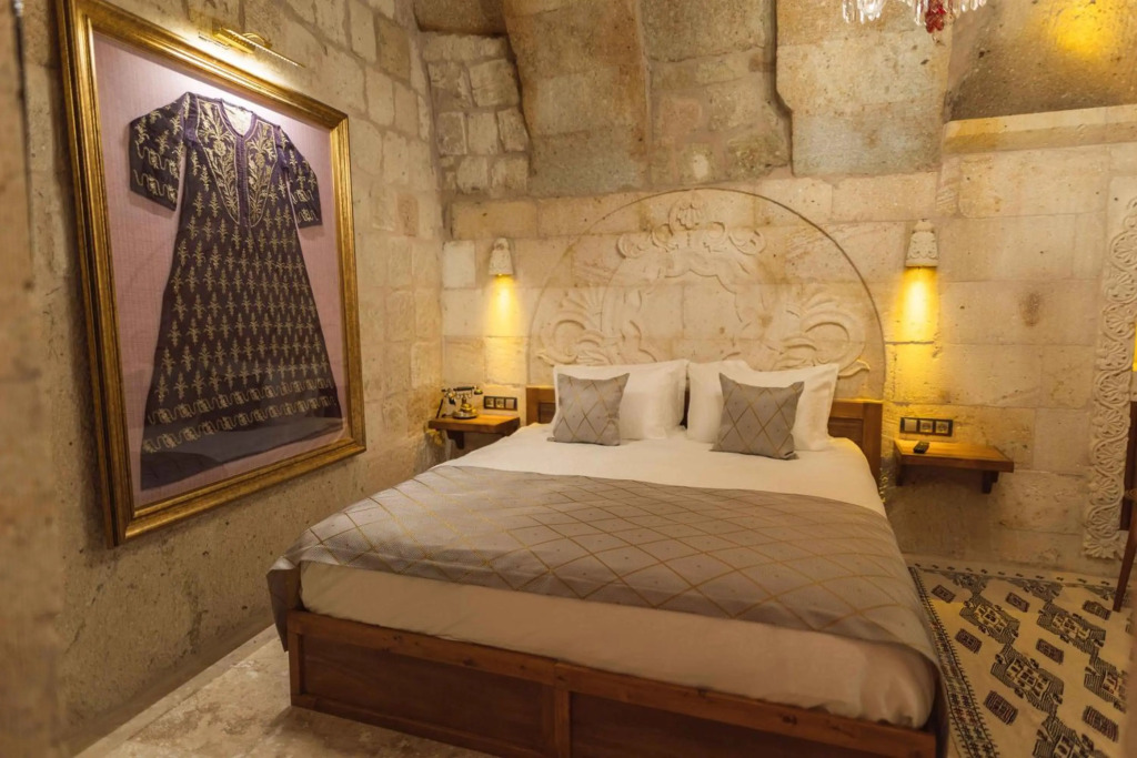 Solo Cave Suites