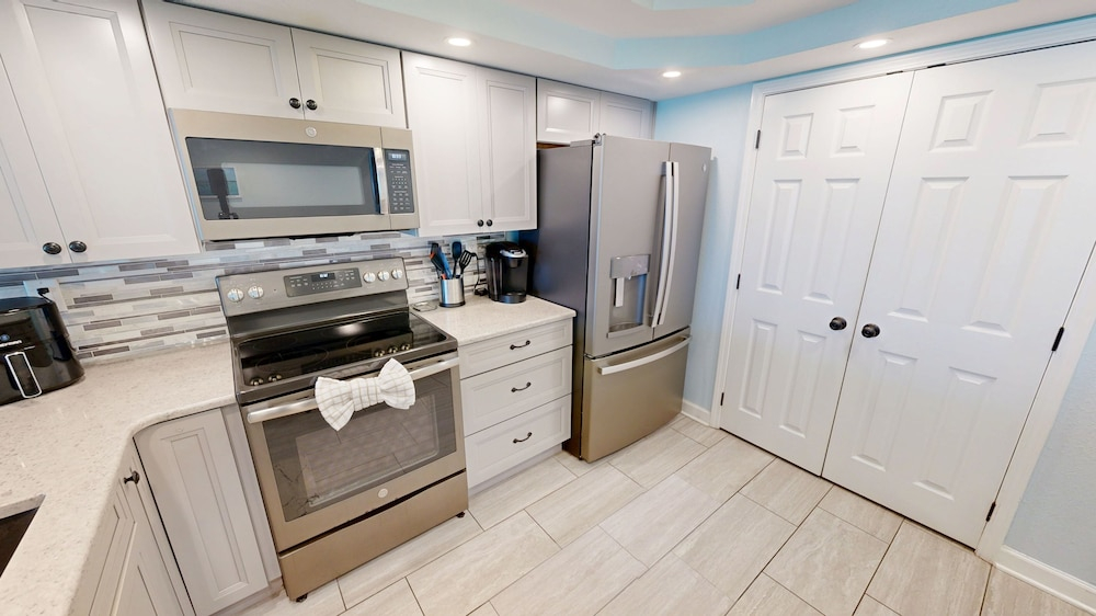 Shoreline Towers 1072 2 Bedroom Condo