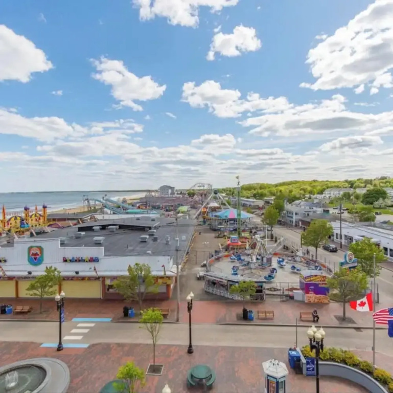 Latitude Adjustment Walk to Beach & Dining!