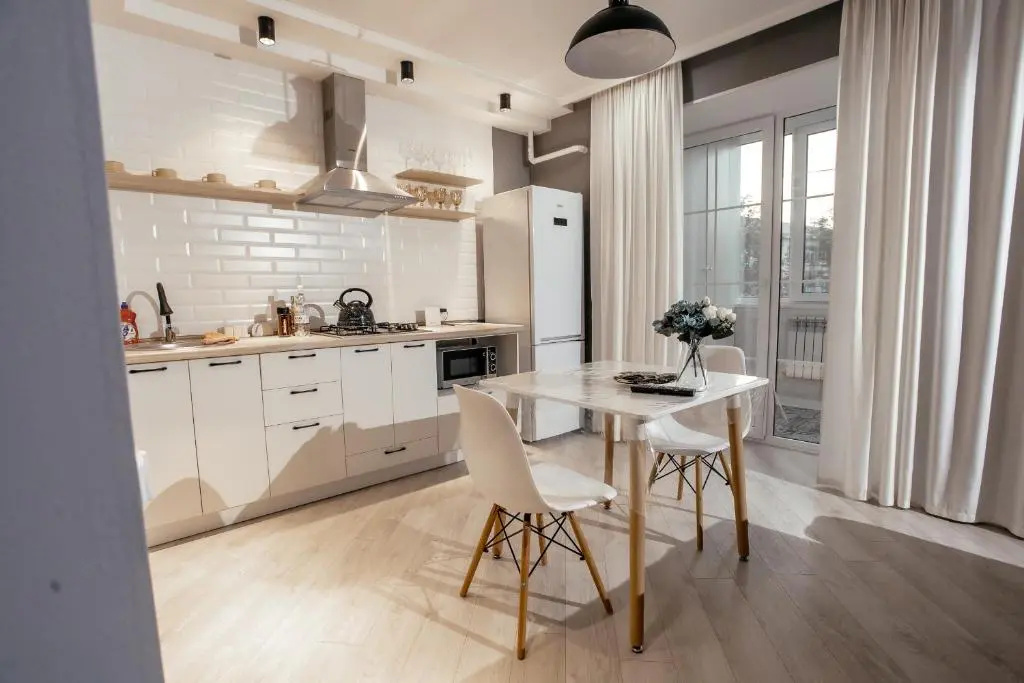 LUX 6 MKR dizajnerskaja komfortnaja studija s panoramnymi dver'mi i bol'shoj lodzhiej