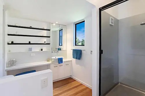 Barefoot Bungalow - Castaways Beach