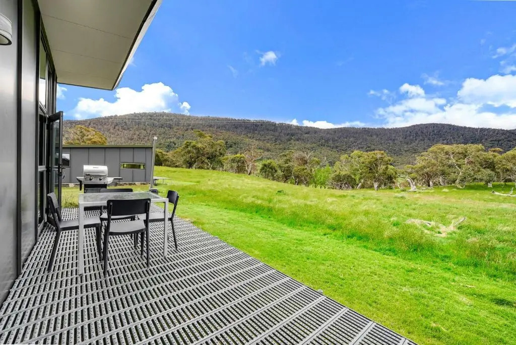 Ecocrackenback 7 'Sustainable, luxurious chalet close to the slopes.'