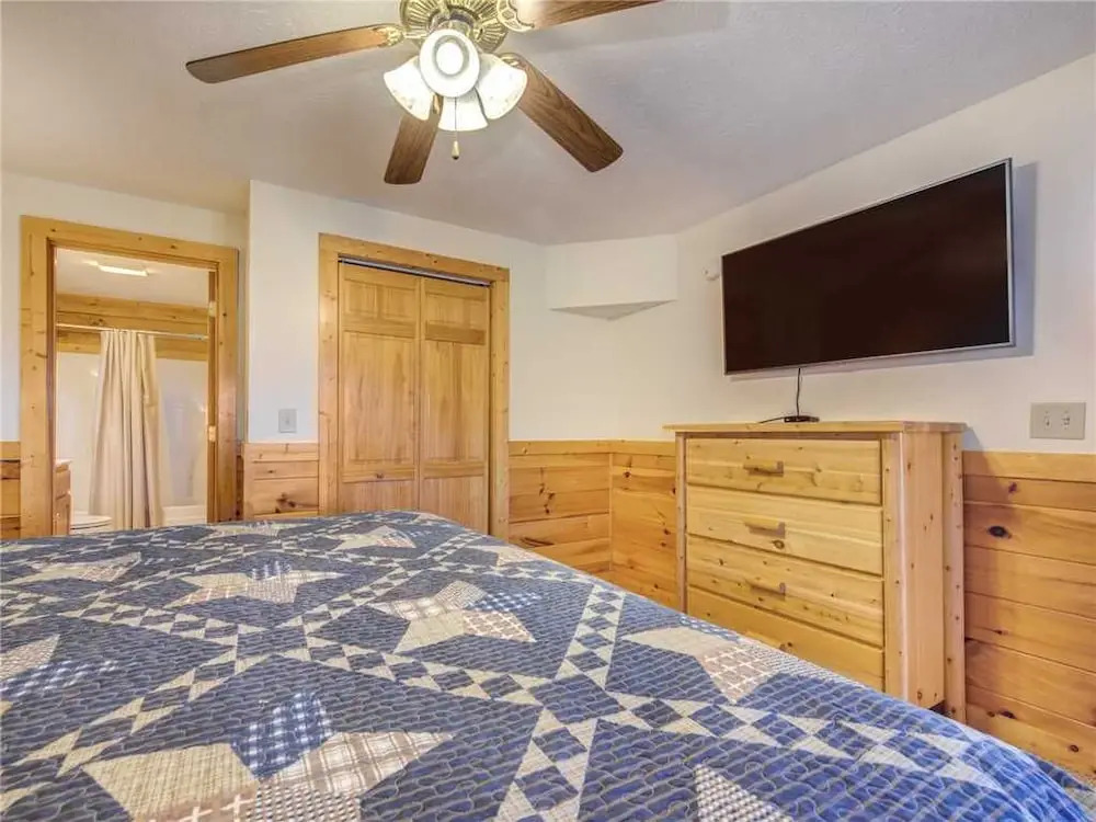 Timeless Mountain View, 3 Bedrooms, Pool Access, Hot Tub, Arcade, Sleeps 10