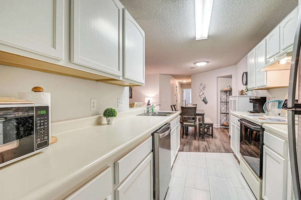 Murrells Inlet Condo w/ Pool Access, Near Beach!