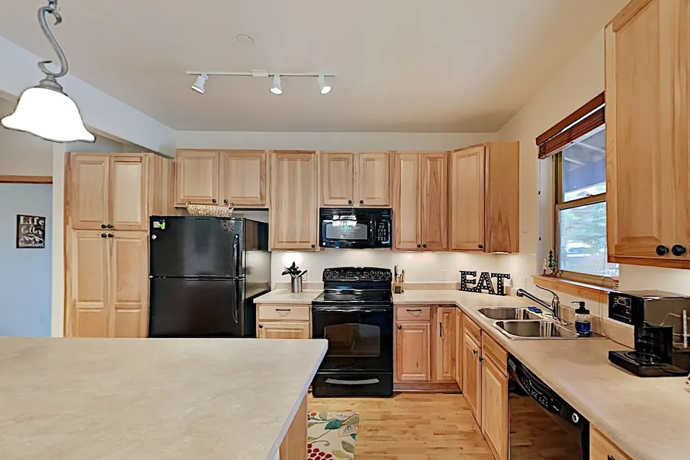 All-suite Main Street : Pool, Hot Tub & Gym 2 Bedroom Condo