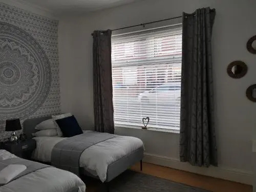 Corner House, Sleeps 8 in 4 Bedrooms, near train station, Great Value