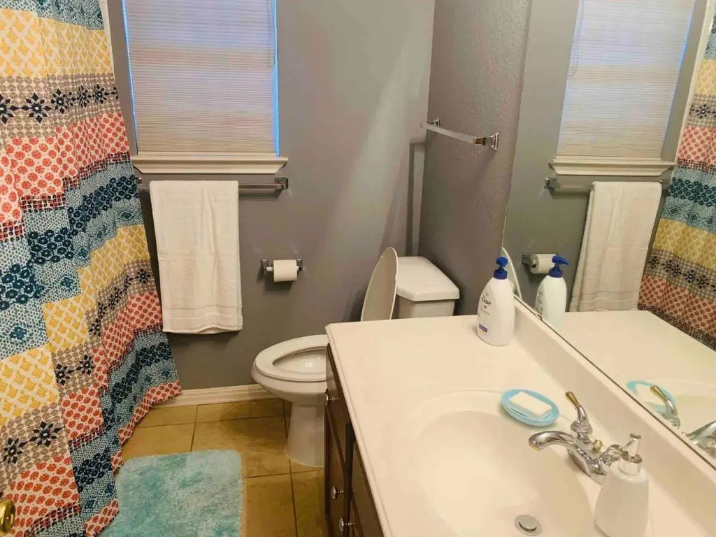 Amazing House to Relax & Enjoy Austin - King Bed, Huge TV, Near Park & Shopping