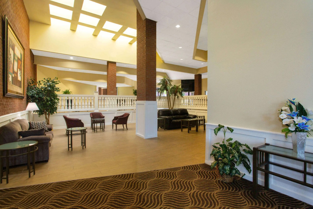 Days Inn & Suites by Wyndham Tallahassee Conf Center I-10