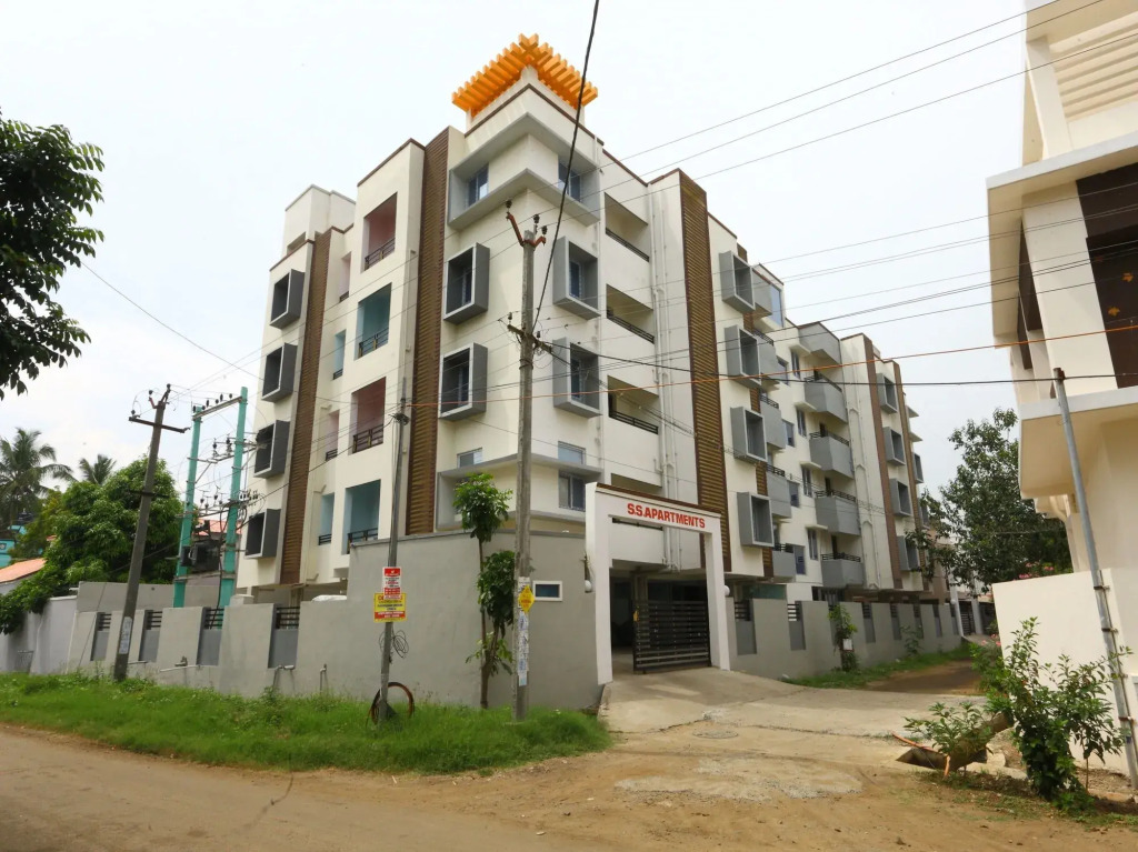OYO 9763 Red Wood Apartments