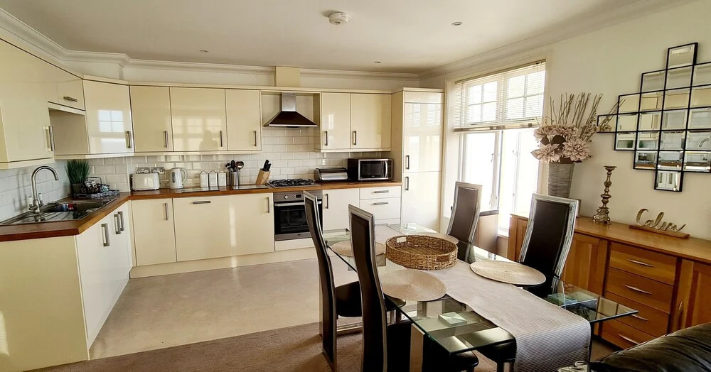 Shore Thing - Beachfront Apartment - Sleeps 4