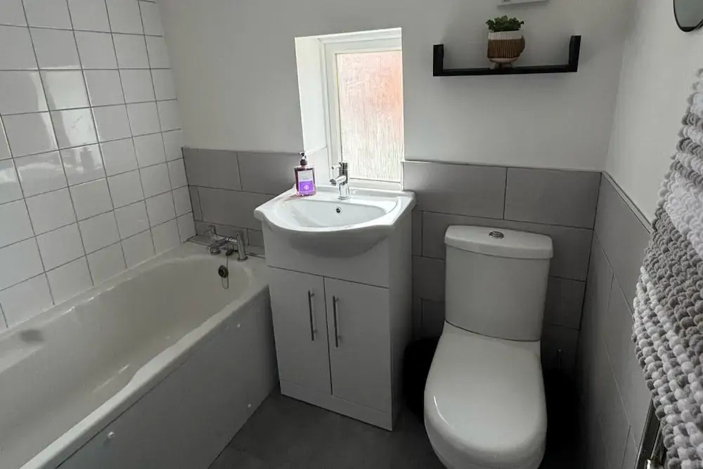 Cottage - Sleeps 4 - Pet Ok - Patio - Parking