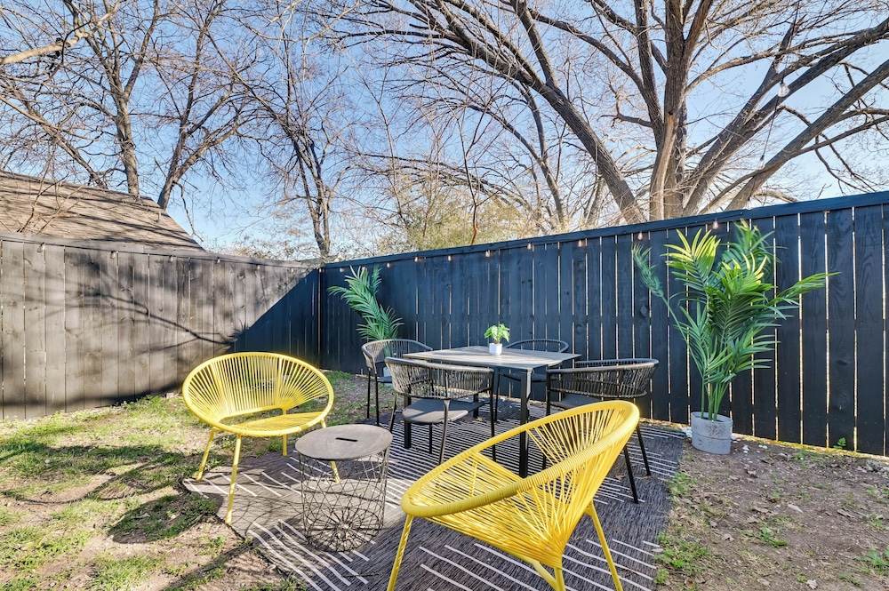 < 1 Mi to Historic Mckinney: Modern Duplex w/ Yard