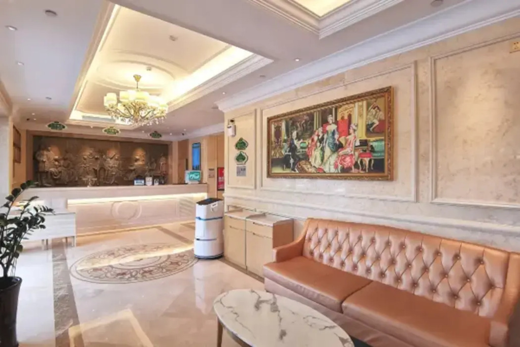 Vienna Hotel (Shenzhen Window of the World, Qiaocheng East Metro Station)