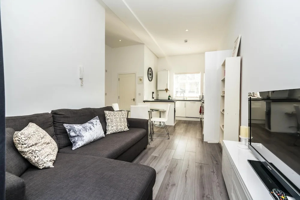 Modern 3BD House Near Heathrow and Tube Station