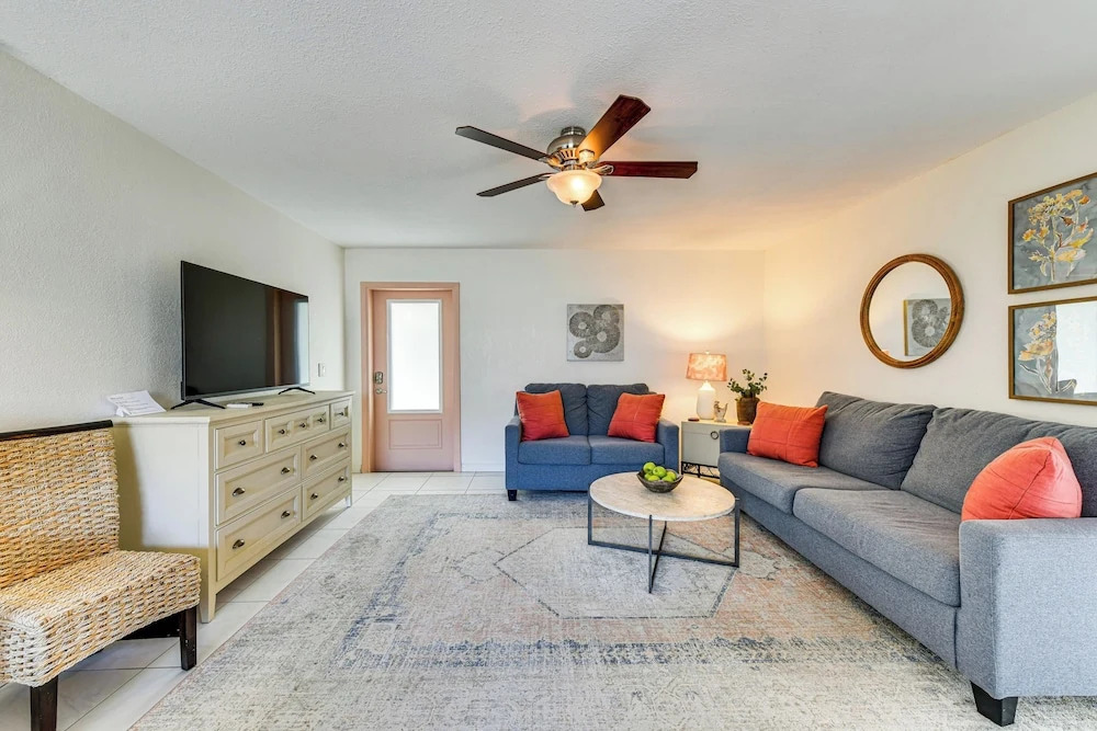 Walk to Venice Beach & Downtown! Couples Condo