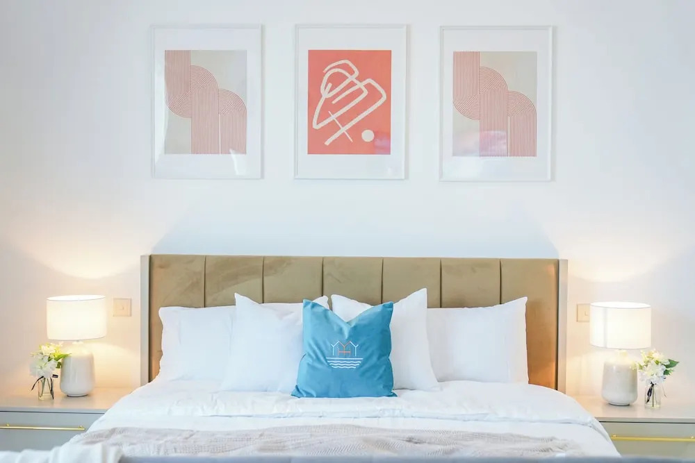 Yogi - Serene Romance in a Stylish Studio with City Views