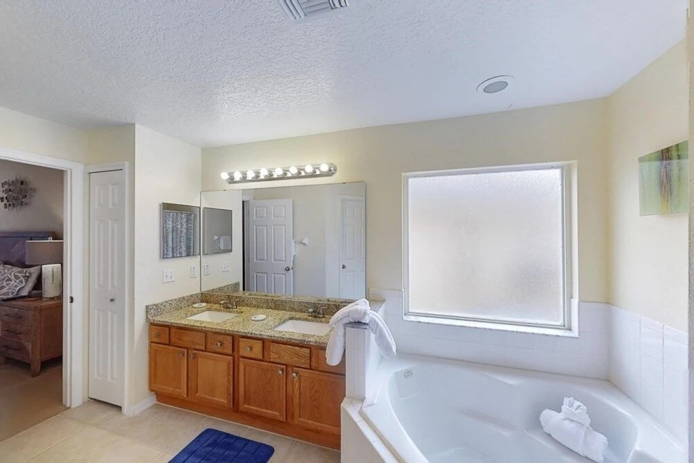 5 Bedroom Beautiful Pool Home! 5 Home by Redawning