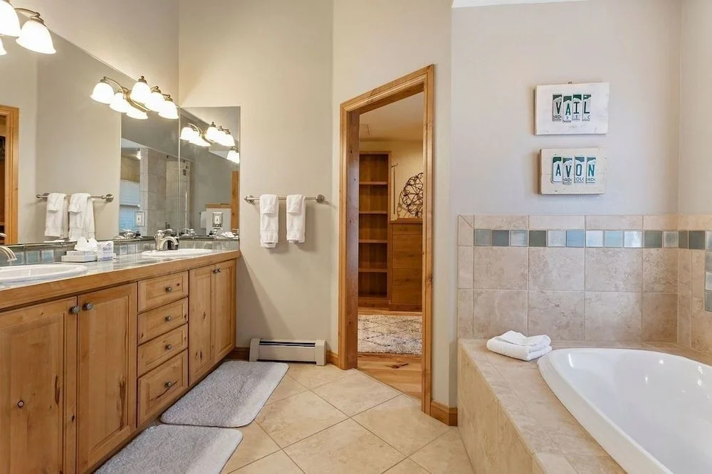 405 Greenway Circle 4 Bedroom Home by RedAwning