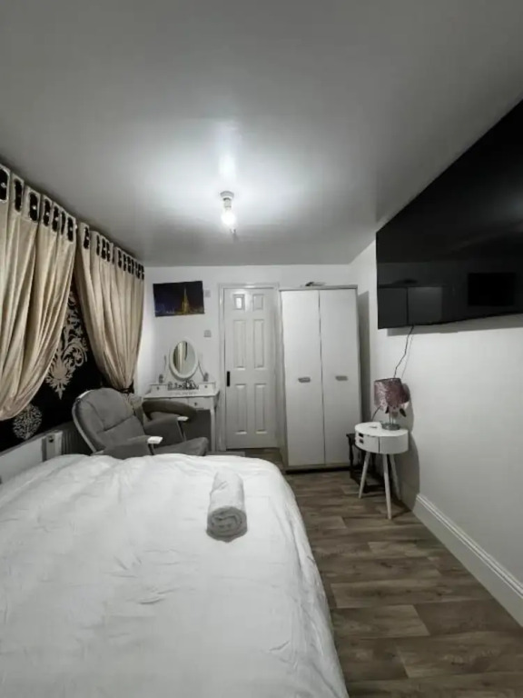 OYO Unique Guestroom - Farnworth, Easy Access to Bolton