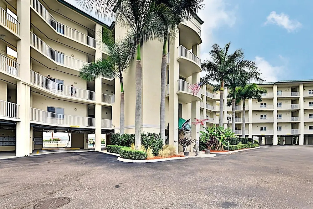 Updated Bayside Getaway: Pool, Hot Tub, Near Beach 1 Bedroom Condo