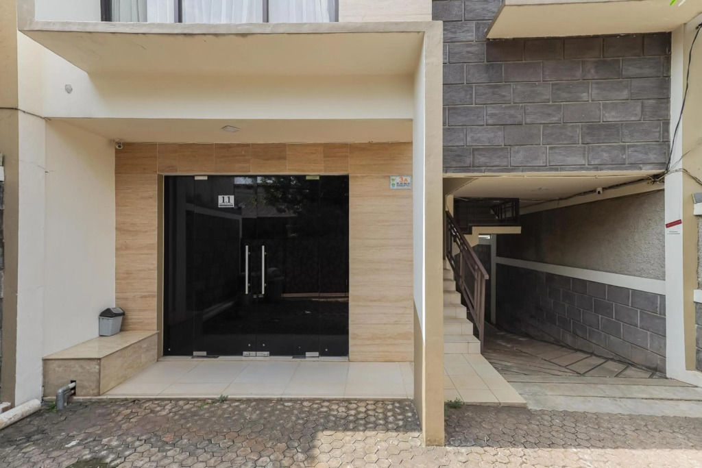 RedDoorz Syariah near Green Park Jatiwarna