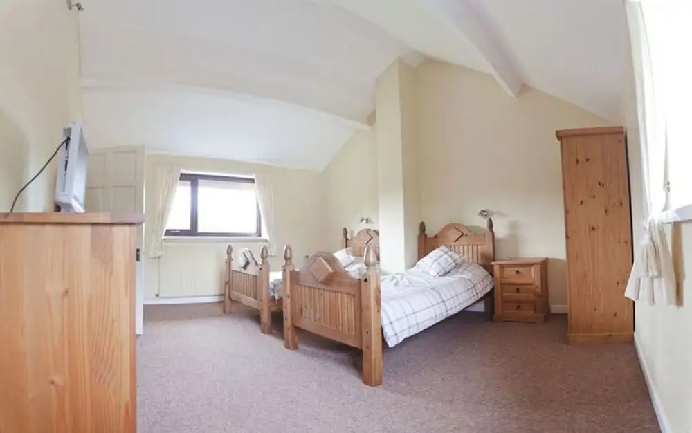3 Bed Cottage-Sleeps 6-Garden-Hot Tub-Games Room