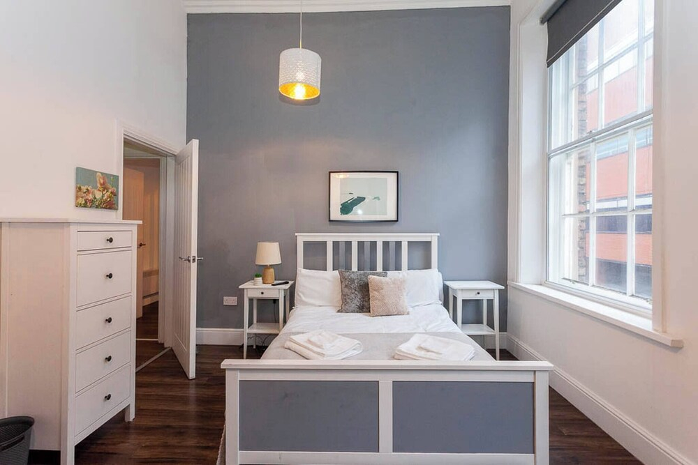 Spacious 2BR -liverpool Central - Walk to Royal Dock, Nightlife & Train Station