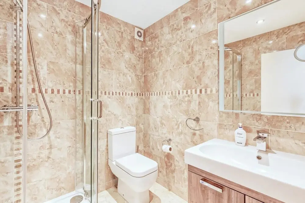 Great 2 Bed, 2 Bath Apartment Next to Hyde Park
