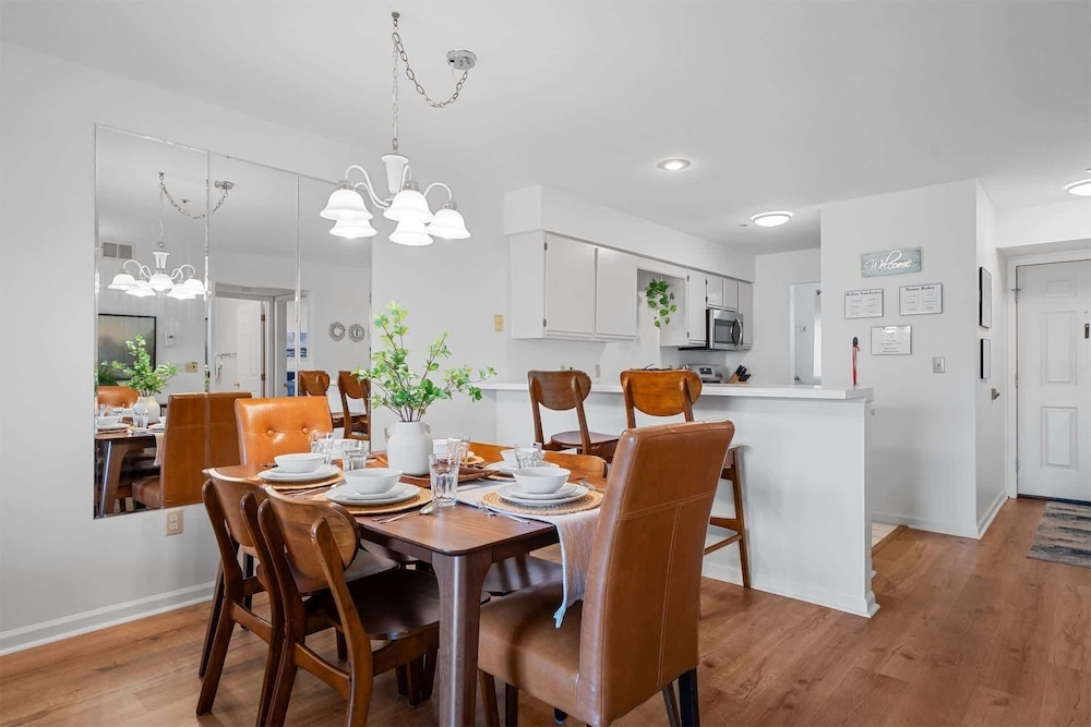 Royal Ridge Modern Condo for 4