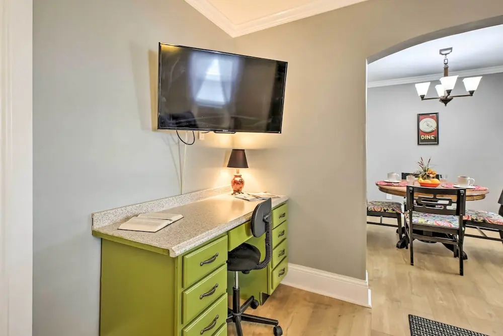 Modern Studio Apartment in Central Williamstown!