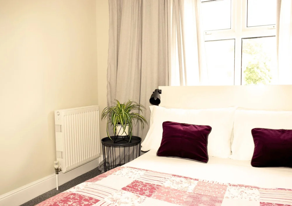 Charming Three Bed Home Near City Centre and Hospital