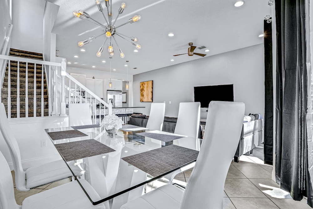 Dog-friendly Townhome With Private Pool, Screened Lanai, Fast Wifi, W/d, AC