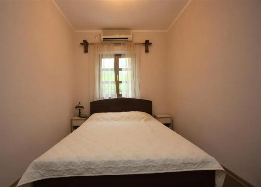 Antique 3 BR House next to Admiral