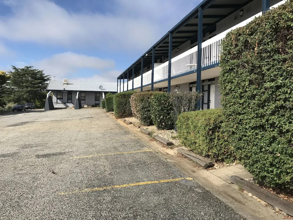 Snow Season Motor Inn