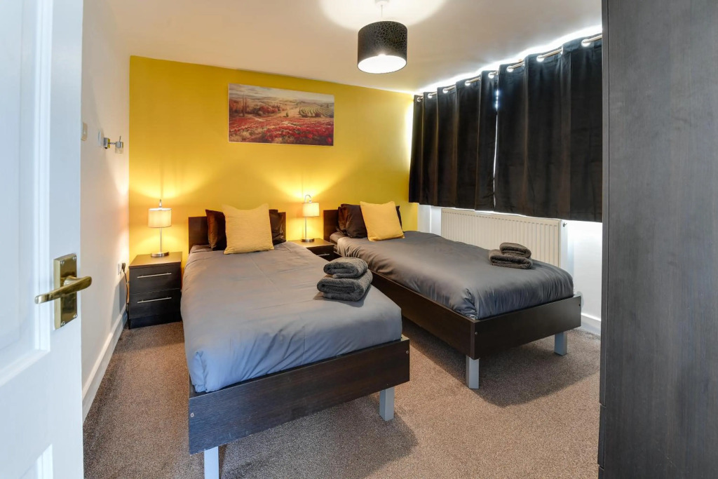 3 Bedroom Highfield House, Free Parking, Wigan, Sleeps 5