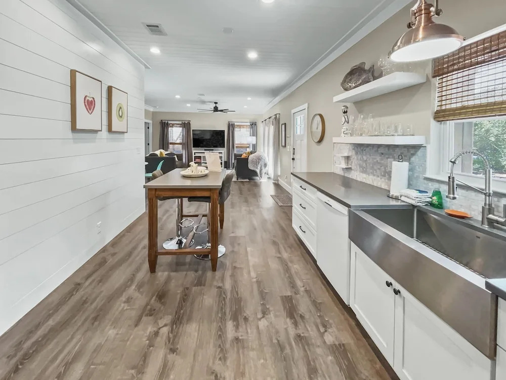 Pinewood Cottage 2 Bedroom Home by RedAwning
