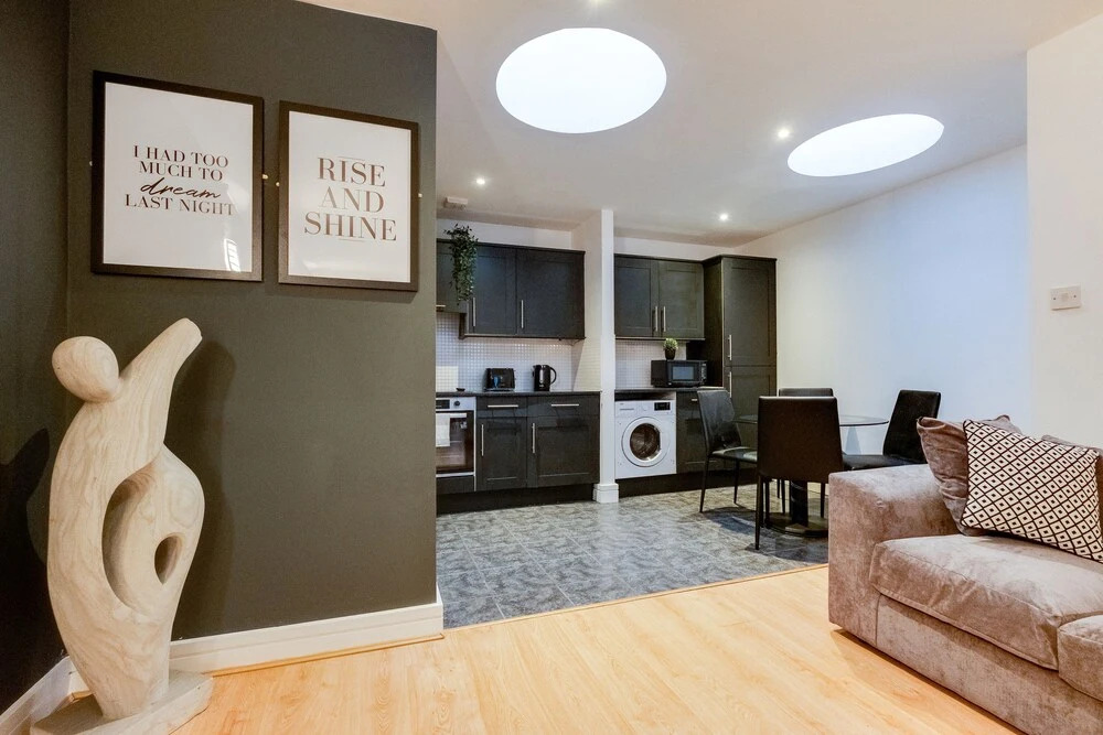 Entire Penthouse, Free Parking, Centre City View, 2 Bed 2 Bath