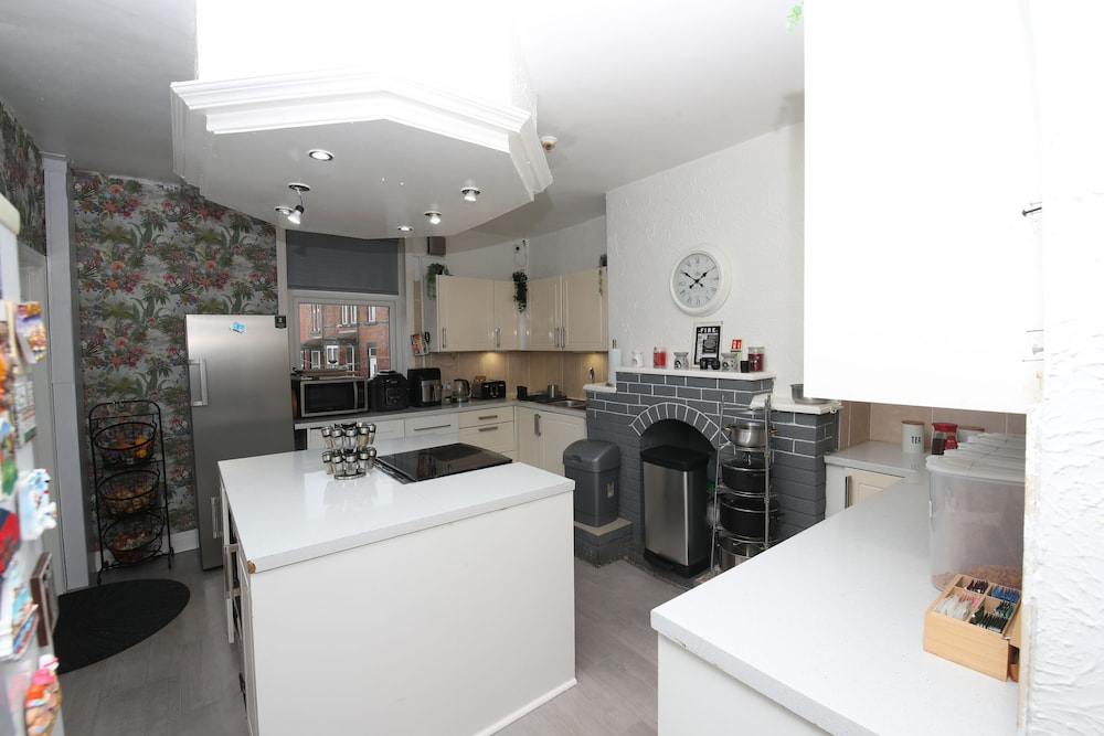 Woodville Lodge Leeds City Centre by OYO